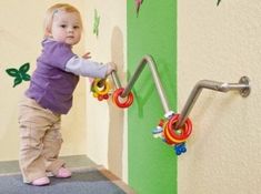 Kindliches Spielen und seine verschiedenen Stufen Daycare Toys Ideas, Sensory Room Mural, Baby Daycare Room, Sensory Wall For Toddlers, Baby Classroom Ideas Daycares, Infant Daycare Room Ideas, Daycare Infant Room Ideas, Church Nursery Ideas, Daycare Center Ideas