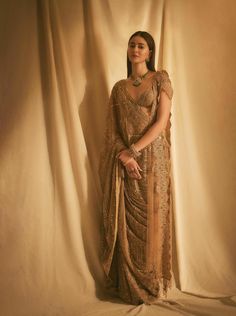 Desi Inspired Outfit, Ananya Pandey In Saree, Beautiful Sarees Classy, Royal Look In Saree, Ananya Pandey Outfits Indian, Indian Royal Outfits, Sarees Indian Classy, Kiara Advani Saree Look, Classy Sarees Elegant