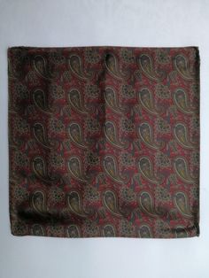 Vintage paisley silk pocket square, made in Italy Very good condition Composition: 100% silk Dimensions: 12.6″ x 12.2″ / 32 cm x 31 cm #4365 Vintage Pocket Square, Suit Handkerchief, Silk Bandana, Vintage Paisley, Pure Silk Scarf, Silk Pocket Square, Suit And Tie, Vintage Gifts