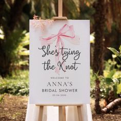 an easel with a sign on it that says she's tying the knot