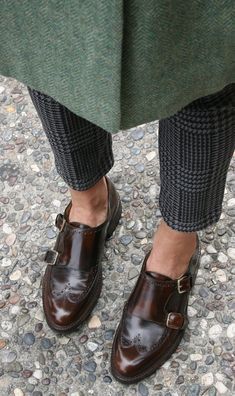 Business Winter Shoes, Oxford Style Women, Woman Oxford Shoes, Cute Work Shoes For Women, Brouges Women Outfit Work, Office Of Angela Scott Shoes Outfits, Wingtip Shoes Women Outfit, Women’s Oxford Shoes, The Office Of Angela Scott Shoes