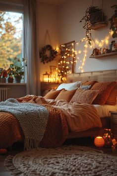 Soft lighting in a cozy fall-themed bedroom with warm-toned bulbs and string lights. Warm Color Palettes, Winter Bedroom, Cosy Bed, Sophisticated Bedroom, Cosy Bedroom, Classy Decor, Fall Bedroom