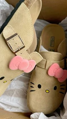 ✿℘ Charmmy Kitty, Mode Zara, Pretty Shoes Sneakers, Shoe Wishlist, Cute Nike Shoes, Fresh Shoes, Hype Shoes, Hello Kitty Items