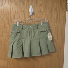 Nwt Size M Spring Lined Cargo Skirt, Spring Casual Fitted Cargo Skirt, Fitted Casual Cargo Skirt For Spring, Spring Skirted Skort With Pockets, Casual Fitted Pleated Skirt With Pockets, Green Pleated Cotton Mini Skirt, Green Mini Cargo Skirt For Spring, Green Mini Length Cargo Skirt For Spring, Casual Mini Cargo Skirt With Pleats