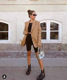 Guest Ideas, Camel Blazer, Blazer Outfit, Foto Poses, Blazer And Shorts, Mode Inspo