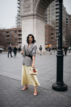 Autum Outfit, Skirts Design, Outfit Beige, This Time Tomorrow, Skirt Sweater, Silk Clothing, Rose Skirt, Beige Skirt