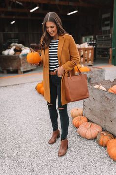 Pumpkin Patch Outfit Women, Mode Monochrome, Camel Outfit, Patch Outfit, Fall Fashion Coats, Pumpkin Patch Outfit, Outerwear Trends, Chicago Fashion, J Crew Style