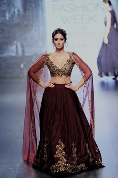 New Style Lengha Choli, Unique Blouse Designs Indian Bridal Fashion, Naira Dresses, Indian Fashion Show, Ridhi Mehra, Pakistan Wedding, Latest Saree, India Fashion Week, Bollywood Outfits