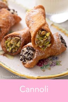 a plate with some food on it and the words cannoli written in spanish