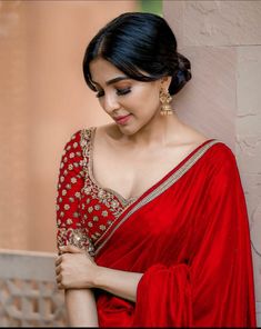 Parvati Nair, Red Blouse Design, Saree Jacket Designs, Modern Saree, Velvet Blouse, Indian Saree Blouse, Plain Saree