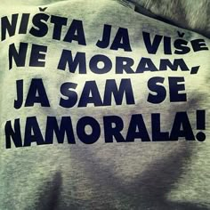 the back of a person wearing a sweatshirt with words on it that read, nista ja vise ne morann la sam se namorala