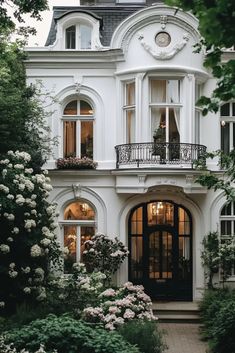 White stucco townhouse facade with swirling patterns subtle ridges and stone accents in London London Townhouse Exterior, Modern French House Exterior, Grey Stucco House Exterior, Italianate House Exterior, Townhouse Facade, London Townhouse Interior, Ornate Window, French Townhouse, White Stucco House