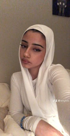 Pretty Hijabis Selfie, Hiding Something Behind Back Pose, Veiling Styles, Pretty Hijabi, Brent Faiyaz