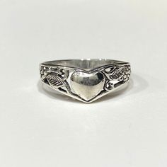 Vintage Sterling Silver Heart & Flower Filigree Ring ....Marked 925...Total of weights 2.0grams...Size 7....Measure of Face 6.8MM...It's in very good condition. Silver Vintage Jewelry, Vintage Rings Silver, Stack Rings, Vintage Silver Jewelry, Silver Flower Ring, Art Ring, Vintage Silver Rings, Silver Heart Ring, Rings Vintage