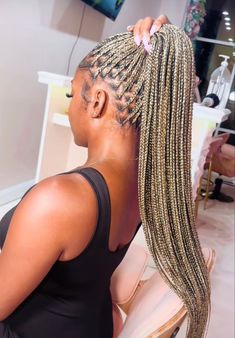 Honey Blond Knotless Box Braids, Brown Blonde Mix Knotless Braids, Ashy Blonde Knotless Braids, 1b 27 And 613 Knotless Braids, Blonde Braids Mixture, Blonde Bob Braids Black Women, Summer Braid Colors For Black Women, Small Box Braids Blonde, Balayage Knotless Braids