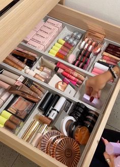 Makeup Products Organization, Makeup Organiser, Koleksi Makeup, Beauty Room Vanity, Makeup Collection Goals, Makeup Drawer, Makeup Drawer Organization, Makeup Supplies, Makeup List