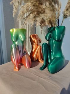 Various sizes and colours. Rainbow, green, copper and many more. They are ideal for dried flowers like pampas grass, but hold water too for fresh flowers.🔥🔥🔥 3d Printed Home Decor, 3d Printed Stuff, 3d Printed Decoration, Variety Colours, 3d Printing Ideas, Living Room Lighting Ideas, Body Vase, Room Lighting Ideas, Beautiful Vases