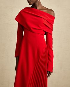 SEDUCE | Maxi High Slit Pleated Dress . . . . . . #cielie #viennafashion #vienna #viennachristmasmarket #red #reddress #redmaxidress #christmaslook #christmasoutfit #redoutfit #viennaoutfit #viennalook #christmasvienna #redoutfit #redlook #shoppingvienna #viennabrand #viennafashionbrand Pearl Mini Dress, Elegant Party Dress, Red Holiday Dress, New Year's Eve Celebrations, Elegant Party Dresses, Asymmetric Neckline, Winter Weddings