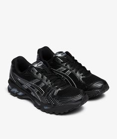 Founded in 1949, Asics has been at the forefront of athletic footwear innovation, combining performance with style. With a focus on quality and comfort, Asics continues to redefine the world of sports shoes.Introducing the Asics Gel-Kayano 14 in black, a must-have for Fall/Winter 2024. Known for its superior support and cushioning, the Gel-Kayano 14 is perfect for both running and everyday wear. Elevate your sneaker game with these stylish Zapatillas that prioritize both fashion and function. Don't miss out, shop now at SVD. Asics Trainers, Black Sports Shoes, Black Asics, Nike Shox R4, Asics Black, Black Runners, Asics Women Gel, Asics Gel Kayano, Space Games