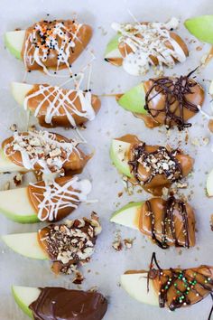 These caramel apple slices are easy to eat and fun for the whole family to make! Crisp apples, chewy caramel, and any festive topping you can imagine! Caramel Apple Kits, Caramel Apples Halloween, Caramel Apple Slices, Fall Desserts Apple, Apple Slice Recipe, Chewy Caramel, Caramel Apples Easy, Apple Desserts Easy