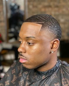 Blackmen's Haircuts, Men Short Hair Fade, Fade Haircut Women, 360 Waves Hair, Taper Fade Short Hair, Waves Hairstyle Men, Men Fade Haircut Short, Low Taper Fade