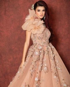 Gowns For Engagement, Party Wear Gowns Western, Lehga Choli, Long Frok, Party Wear Evening Gowns, Designer Lehanga, Indian Wedding Reception Outfits, Engagement Gown, Engagement Gowns