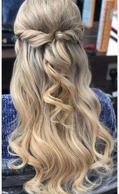 Best Half-Up, Half-Down with Twists Ideas for a Stylish Look Elegance Hair, Half Updo Hairstyles, Half Up Wedding Hair, Easy Updo Hairstyles, Half Up Half Down Hairstyles, Updos For Medium Length Hair, Half Updo