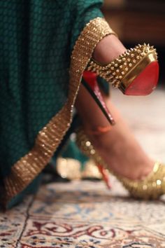 Loubitons Mode Shoes, Gold Shoes, Olivia Palermo, Red Bottoms, Shoe Obsession, Gigi Hadid, Louboutin Shoes, Beautiful Shoes, Christian Louboutin Shoes