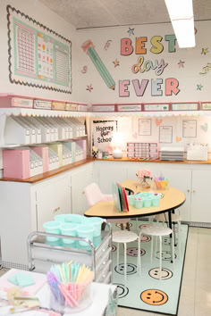 pastel classroom decor Classroom Themed Decor Ideas, Kindergarten Aesthetic Classroom, Classroom At Home Ideas, Teacher Classroom Inspiration, Kindergarten Classroom Decor Printables, Classroom Ideas For Kindergarten, Aesthetic Daycare Classroom, Preschool Classroom Aesthetic