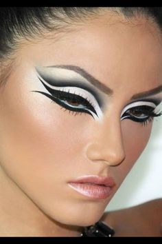 silver eyeliner on waterline - Поиск в Google Carnaval Make-up, Fantasy Make-up, Black And White Makeup, Eyeliner For Beginners, Makeup Tip, White Makeup