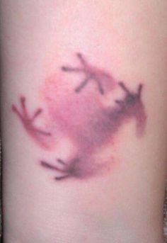 I must say, this is a really fascinating idea! Silhouette of a little frog tattoo, making it seem like its inside of the skin! Cream Tattoo, Frog Tattoo, Petit Tattoo, Frog Tattoos, Geniale Tattoos, Tattoo Cover, Design Tattoo, Skin Art