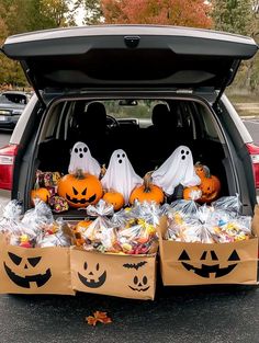 The back of a hatchback car open and decorated with fall leaves and small diy ghosts made from sheets and pumpkins. Trunk Or Treat Ghost Theme, Trunk Or Treat Ideas For School, Cat Trunk Or Treat, Halloween Trunk Or Treat Themes, Creative Decoration Ideas, Monster Decorations, Diy Monsters