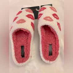 Super Soft And Memory Foam Comfort. Cute Lips Design And Indoor/Outdoor Sole. The Lips Are Actually Pinker Than In The Pictures. Great Valentine’s Gift. The Gift Of Warm Comfort. Marilyn Monroe Shoes, Marilyn Monroe Pink, Cute Lips, Lips Design, Valentine Tags, Fuzzy Slippers, Lip Designs, Flip Flop Slippers, White Style