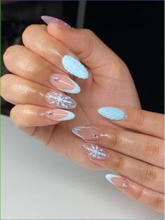 Winter Design Nails Acrylic, Cute Winter Themed Nails, Aesthetic Winter Nail Designs, Christmas Nail Sets Almond, Christmas Nails Frozen, Icey Nails Designs, Baddie Xmas Nails, Winter Almond Nails Ideas Simple, Blue Winter Nail Designs Almond