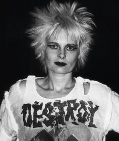 One of the first designers to create garments inspired by the 1970's Punk Rock era is Vivienne Westwood. She was responsible or bringing modern punk and new wave fashions into the mainstream. Vivienne Westwood Japan, Vivienne Westwood Punk, 1970s Punk, Vivienne Westwood Fashion, Modern Punk, Punk Hair, Moda Paris