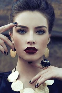 Light Makeup For Brown Eyes, Maquillage Goth, Dark Lip, Smudge Proof Eyeliner, Dark Lipstick, Braut Make-up, Stunning Makeup, Dark Lips, Fall Makeup