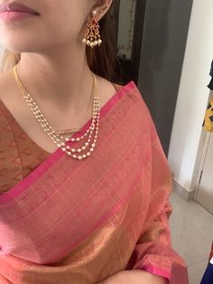 Pearl Jewelry With Saree, Simple Light Weight Necklace Designs, Simple Choker Necklace Indian, Bangle Ideas For Saree, Regular Use Gold Earrings, Gold Neck Jewellery, Jwellary For Sarees, Muthyala Chains Simple, Gold Pearl Jewelry Necklace Indian