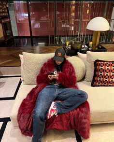 Stile Kylie Jenner, Red Fur, Denim On Denim, Coat Outfit, Outfits With Hats, Winter Looks