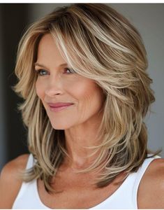 Medium To Short Layered Haircuts, Professional Medium Hairstyles, Medium Length Haircut For Oval Face, Hairstyle For Women Over 50, Bob Length, Soft Highlights, Layered Haircuts Shoulder Length, Hairstyle For Women