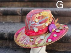 Size M Peachskin. Each hat is unique , no restocks. One of kind.  Hand painted with decorations. You won't find this hats anywhere else. Pick a hat, you'll receive the same exact hat as the picture shows.  No returns or exchanges/ final sale. Burned Hats, Colorful Hat, Painted Hats, Hat Decoration, Boho Hat, Unique Hats, Hat Ideas, Felt Hat, Fabric Trim