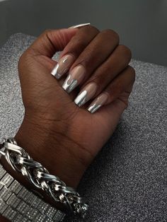 Silver Metallic Nails Square, Chrome Nails Designs Black Women, Metallic Nails On Black Skin, Silver Chrome Nails Black Women, Matalic Nails Acrylic Silver, Black And Metallic Nails, Matalic Nails Acrylic, Chrome French Tip Nails Square, Gel Nails Dark Skin