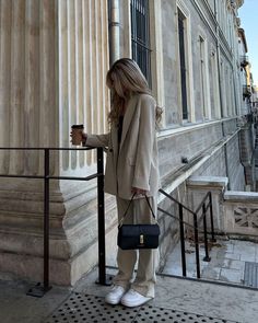 Professional Office Outfit, Stylish Office Wear, Business Dress Women, Ireland Fashion, Cozy Oversized Sweaters, Cold Fashion, Oversized Grey Sweater, Cute Autumn, Oversized Sweater Women