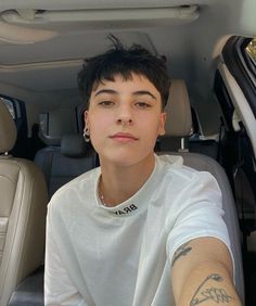 Masc Women Short Hair, Short Hair Masc Women, Masc Lesbian Haircut Curly, Gay Haircut Men, Butch Lesbian Haircut, Gay Haircuts For Women, Masc Haircuts For Women, Masc Lesbian Haircut, Dyke Haircut