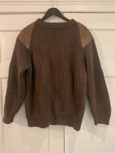 Vintage 80’s Highland Club Hand Framed Wool Sweater with Suede Patches on shoulders. Men’s size XL. Made in UK. Pit to pit is 25”. In nice condition. Just gently used. Thanks for looking:) Sweaters Vintage, Old Man Sweater, Mens Vintage Sweater Outfits, Grandpa Sweater Aesthetic Men, Vintage Men Sweater, Vintage Sweaters Brown, Men’s Vintage Sweaters, Leather Jacket Style, Vintage Fits