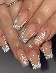 christmas nails Short Acrylic Xmas Nails, Christmas Nails Trendy 2023, French Tip December Nails, Christmas Nail Art Square, Simple Winter Nails Gel, Acrylic Nail Designs Short Square Christmas, Christmas Initial Nails, Simple Winter Nail Designs Short, Christmas Nails 2023 Square