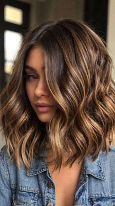 Black To Brown Ombre Hair Short, Short With Highlights, Hair Highlights On Black Hair, Dark Brown Hair Bob, Black To Brown Ombre Hair, Haircuts With Balayage, Balayage For Dark Brown Hair, Wavy Lob Haircut, Black Hair Short