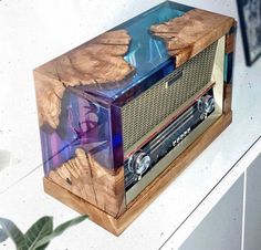 an old fashioned radio sitting on top of a shelf