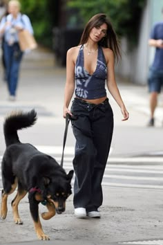 Edgy Yoga Outfit, Street Vibes Outfit, Spring Latina Outfits, Crew Neck Tank Top Outfit, Metro Boomin Concert Outfit Ideas, Baddie Street Wear Outfits, Emrata Outfits Summer, 90-00 Fashion, Emrata Street Style 2023