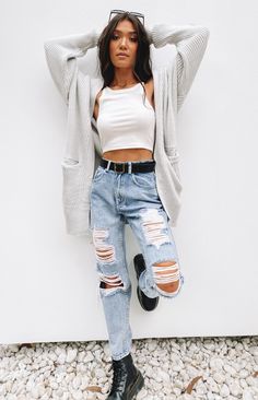 Ripped Mom Jeans Outfits, Cute Ripped Jeans, Jeans Outfit Winter, Mom Jeans Outfit, Ripped Mom Jeans, All Jeans, Neue Outfits, Outfit Jeans, Beginning Boutique