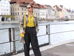 The European Way to Style a Trench Coat to Look Instantly Chic Layered Outfits Spring, Trench Coat Outfit Ideas, Coat Outfit Ideas, Petite Fashion Outfits, Office Outfits Women Casual, Jeans Outfit For Work, Khaki Trench Coat